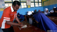 Jika biasanya anak-anak itu menabung dengan cara tradisional seperti di celengan, keberadaan Teras BRI Kapal Bahtera Seva III tentunya memudahkan anak-anak itu untuk menabung demi masa depan mereka.