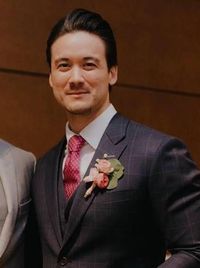 sosok cowok yang viral di MRT Singapura