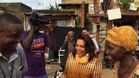 Saat syuting Quuen of Katwe, Nyongo menyaksikan ritual berbahan kelapa. Kira-kira maksudnya apa ya? Foto: Instagram lupitanyongo