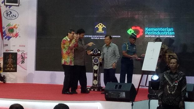 Tawa Membahana Saat JK Goreskan Angka 1 di Pembukaan Pameran Narapidana