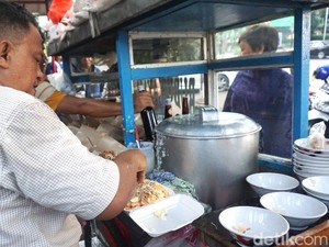 5 Bubur Ayam Kaki Lima Enak dan Legendaris di Jakarta