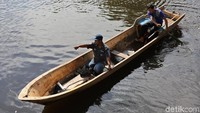 Transportasi menjadi tantangan pertama dalam pekerjaan Dedi. Pasalnya, kawasan Halmahera Selatan terbagi menjadi bebarapa pulau. Untuk dapat menuju ke pemukiman warga, Dedi, harus menggunakan perahu.