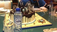 Pemain Leicester City U-23 itu agaknya dekat dengan sang ayah. Ia memberi ayahnya sebuah kue bertopping macaron biru dan potongan cokelat di Hari Ayah tahun 2016. Foto: Instagram fjefrib  