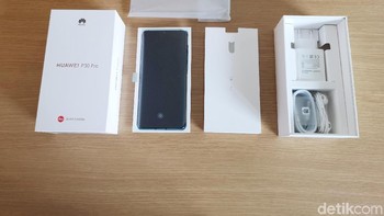 Ini adalah kelengkapan Huawei P30 Pro saat baru dibuka. Foto: Rachmatunnisa/detikcom