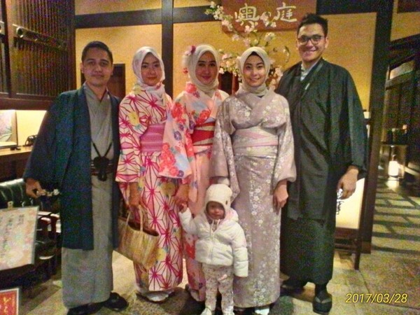 Toko ini berada di kawasan Arashiyama di Kyoto yang terkenal dengan hutan bambunya. Selain menawarkan sovenir dan penyewaan Kimono, Yoshiya juga punya restoran besertifikat Halal. Toko ini telah menjual jilbab khas Jepang semenjak tahun 2016 lho. (Yoshiya Resturaunt/Facebook) Toko ini berada di kawasan Arashiyama di Kyoto yang terkenal dengan hutan bambunya. Selain menawarkan sovenir dan penyewaan Kimono, Yoshiya juga punya restoran besertifikat Halal. Toko ini telah menjual jilbab khas Jepang semenjak tahun 2016 lho. (Yoshiya Resturaunt/Facebook)