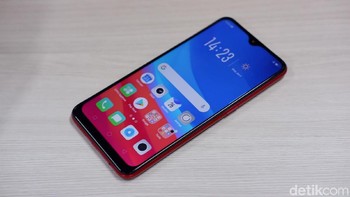 Ponsel ini punya bentangan layar 6,2 inch dengan resolusi HD+. Foto: Adi Fida Rahman/detikINET