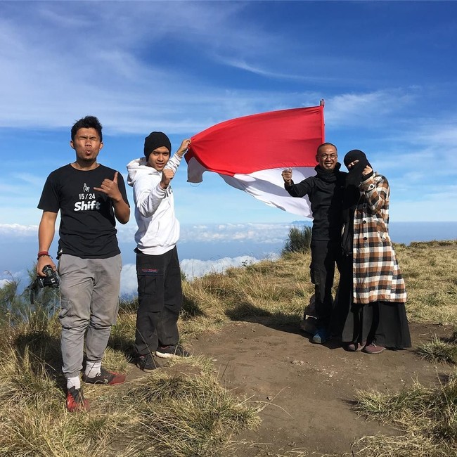 Ada aja netizen yang komentar negatif. Tapi kan nggak ada salahnya ya, saya juga naik gunung bersama mahram, bersama suami, tutur Deffi kepada Wolipop, Rabu (27/03/2019) di Jakarta Convention Center, Jakarta Pusat. Foto: Instagram/deffi_zulkarnaen