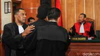 Pemasangan plang menurut hakim tidak dizinkan pemilik lahan yakni PT Nila Alam. Memaksa masuk ke perkarangan umum yang dipakai orang lain dengan melawan hukum, telah terbukti, kata hakim.
