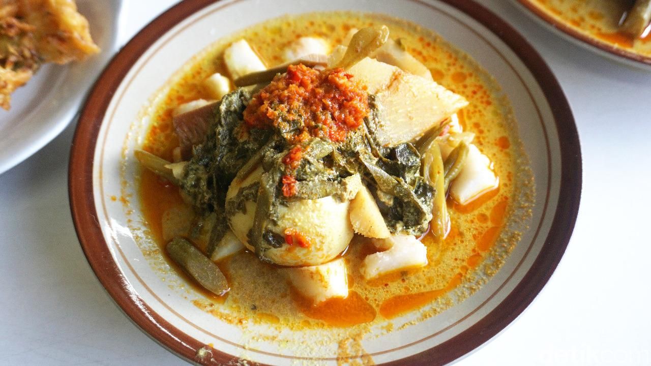 Ketupat Sayur Padang RM Denai