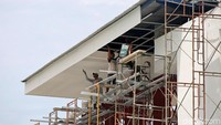 Sejumlah petugas nampak sibuk menyelesaikan pekerjaan pembangunan terminal penumpang di Pelabuhan Babang, Halmahera Selatan.