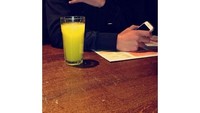 Kali ini minuman berwarna kuning terang jadi pilihan Faiq. Kira-kira minuman apa ya itu? Foto: Instagram fjefrib