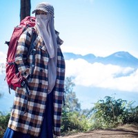  Saat mendaki, ia dan suami tak hanya berdua. Biasanya, ia berangkat bersama grup khusus. Taqi Malik, seorang hafidz pernah menjadi salah satu anggota grup saat mendaki. Foto: Instagram/deffi_zulkarnaen