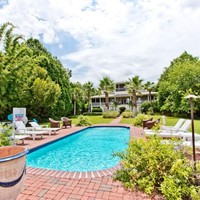 Halaman belakang rumah yang sangat luas. Terdapat kolam renang dan beberapa set kursi santai. Foto: dok. The Sun