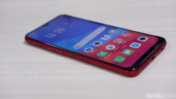 Baterainya berkapasitas 4.230 mAh. Foto: Adi Fida Rahman/detikINET