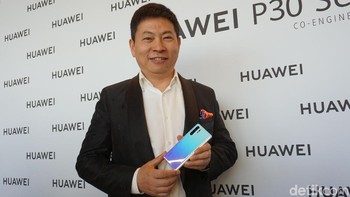 Richard Yu selaku CEO Huawei Technologies Consumer Business Group memamerkan P30 Pro di tangannya dengan semringah. Foto: Rachmatunnisa/detikINET