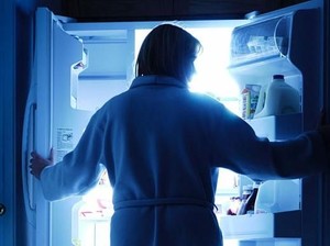 Wanita Ini Tak Bisa Berhenti Makan bahkan Saat Terlelap Tidur
