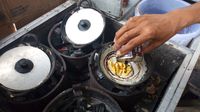 Ayo Jajan Kue Leker Gerobak Pak Ahmad yang Kriuk Legit!