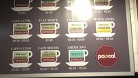Untuk memudahkan para pengunjung menentukan minuman pesanan mereka. Kafe ini sengaja memasang menu, lengkap dengan komposisi minuman yang keren. Foto: Istimewa