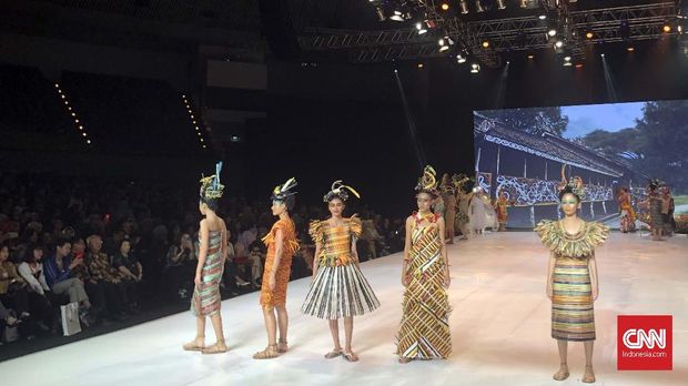 Koleksi busana Musa Widyatmodjo menggunakan bahan eco faux dari Viro saat pembukaan IFW 2019, Rabu (27/3).