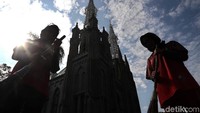 Sejumlah pegawai CPNS membersihkan rumah ibadah di Jakarta, yang salah satunya adalah Gereja Katedral, Jakarta, Rabu (27/3/2019). Hal itu dilakukan dalam rangka memperingati Hari Bakti Pemasyarakatan Ke-55.