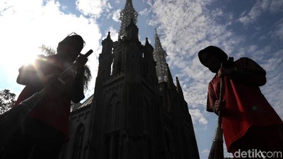 Giliran Gereja Katedral yang Dibersihkan Anggota CPNS