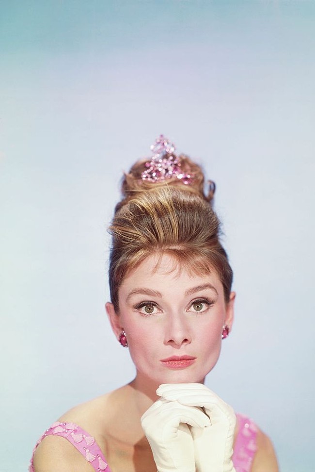 Audrey Hepburn, ikon fashion tahun 50-an menjadi salah satu pencetus tren aksesori rambut. Dari tiara hingga scarf yang dipakai sebagai bando, pernah eksis ia pakai. Kini, tren itu seperti bereinkarnasi. Foto: Dok. Getty Images