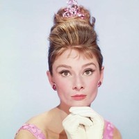 Audrey Hepburn, ikon fashion tahun 50-an menjadi salah satu pencetus tren aksesori rambut. Dari tiara hingga scarf yang dipakai sebagai bando, pernah eksis ia pakai. Kini, tren itu seperti bereinkarnasi. Foto: Dok. Getty Images