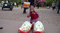 Gayanya berfoto di Keukenhof, salah satu taman bunga terbesar di dunia yang berada di Lisse, Belanda. (Khagendra Thapa Magar/Facebook)