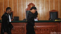 Hercules meninggalkan ruang sidang.