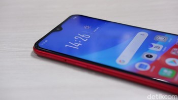 Mengusun notch tetesan air, pada bagian tersebut ditanamkan kamera selfie 8 MP. Foto: Adi Fida Rahman/detikINET