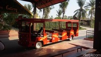 Ada fasilitas bus wisata yang bisa digunakan untuk keliling Suanthai (Shinta/detikcom)