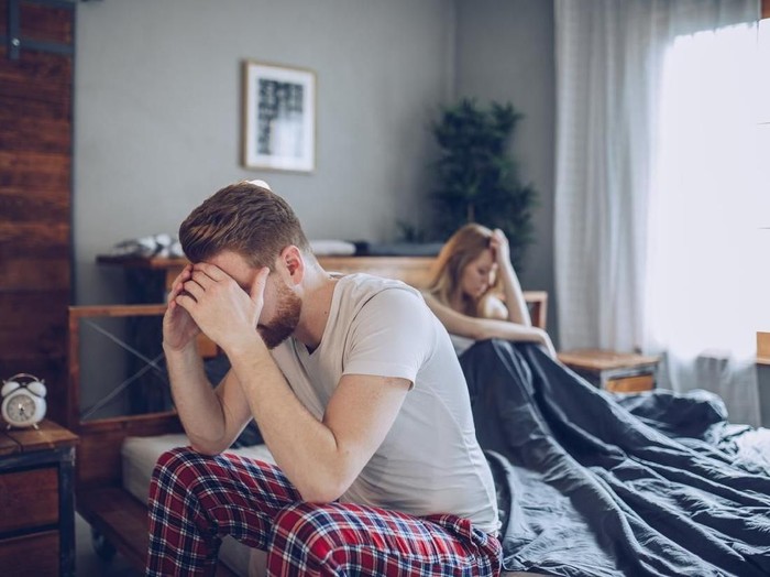 Pasangan bertengkar Couple having arguments and sexual problems in bed