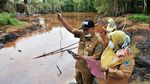 Mengintip Lokasi Pengeboran Minyak Ilegal di Jambi