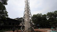 Monumen yang dibangun untuk mengenang korban jebolnya ranggul Situ Gintung pada 27 Maret 2009 lalu itu tampak tidak terawat.