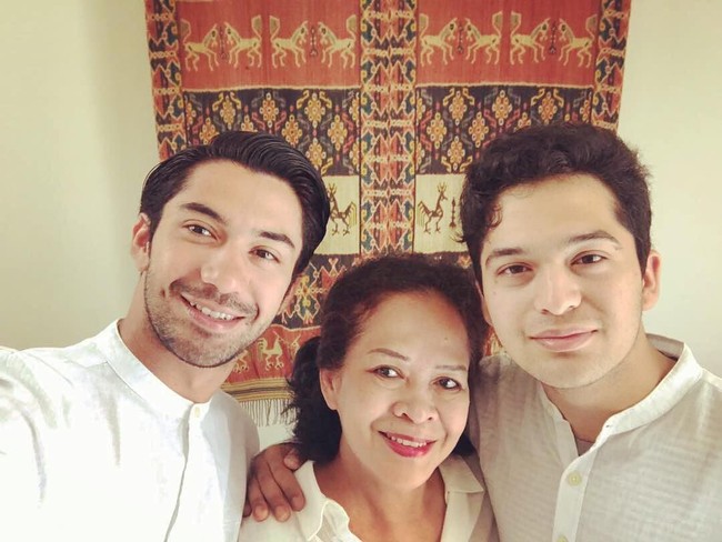 Tak ada yang mampu memutuskan hubungan keluarga walau ada perbedaan keyakinan. Itulah yang diyakini oleh Reza Rahardian. Meski mualaf, ia tetap dekat dengan ibu dan adiknya yang beragama Kristen. (Foto: instagram)