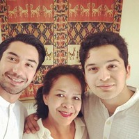 Tak ada yang mampu memutuskan hubungan keluarga walau ada perbedaan keyakinan. Itulah yang diyakini oleh Reza Rahardian. Meski mualaf, ia tetap dekat dengan ibu dan adiknya yang beragama Kristen. (Foto: instagram)