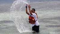 Melihat keindahan bawah laut dengan snorkeling juga menjadi agenda wajib bagi para petugas Teras BRI Kapal Bahtera Seva III selepas bekerja.