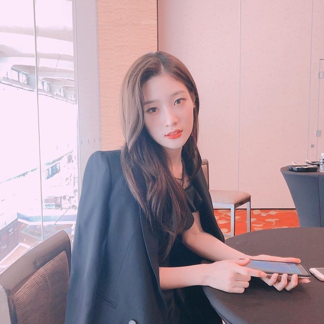 Namun untuk kelopak mata ganda, mantan personel IOI tersebut mengaku mendapatkannya secara alami. Foto: Instagram @j_chaeyeoni