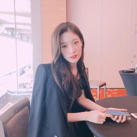 Namun untuk kelopak mata ganda, mantan personel IOI tersebut mengaku mendapatkannya secara alami. Foto: Instagram @j_chaeyeoni