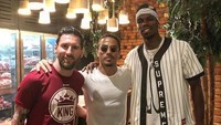 Bisa tebak siapa dua tamu istimewa Salt Bae? Yap! Ia dikunjungi pesepak bola Lionel Messi dan Pogba. Keduanya mampir ke restoran Salt Bae di Dubai. Foto: Istimewa