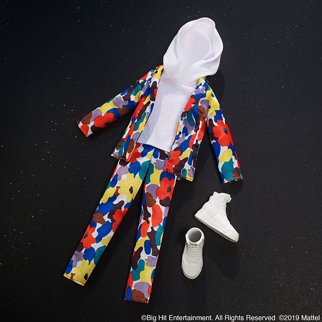 Dalam video klip tersebut, ketujuh personel mengenakan setelan bermotif atraktif dan warna-warni keluaran Gucci. Foto: Dok. Mattel