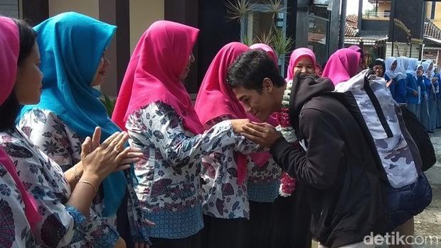 Suha dan Usman disambut para guru dan orang tua di sekolahnya.