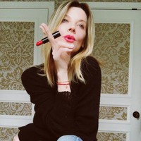 Di usia 57 tahun, Janet terbilang awet muda. Penampakannya seperti wanita 40 tahunan.  Foto: Instagram @janetgunngratefulgardenia