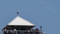 Sejumlah pengunjung melihat pesawat KT-1B Woong Bee dari Tim Aerobatik TNI AU Jupiter saat pembukaan pameran Langkawi International Maritime and Aerospace (LIMA) 2019 di Langkawi, Malaysia.