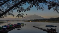 Beginilah suasana lokasi wisata Situ Bagendit di Banyuresmi, Kabupaten Garut, Jawa Barat, saat matahari terbenam. Indah sekali bukan?