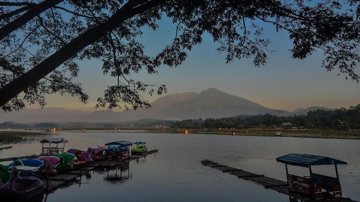 Suasana lokasi wisata Situ Bagendit di Banyuresmi, Kabupaten Garut, Jawa Barat, Selasa (26/3/2019). Pemerintah Pusat dan Pemprov Jabar akan merevitalisasi Situ Bagendit seluas 150 hektare menjadi destinasi wisata kelas dunia dengan mengalokasi anggaran sebesar Rp130 miliar yang akan dimulai pada tahun 2019 ini. ANTARA FOTO/Adeng Bustomi/wsj.