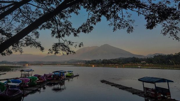 Suasana lokasi wisata Situ Bagendit di Banyuresmi, Kabupaten Garut, Jawa Barat, Selasa (26/3/2019). Pemerintah Pusat dan Pemprov Jabar akan merevitalisasi Situ Bagendit seluas 150 hektare menjadi destinasi wisata kelas dunia dengan mengalokasi anggaran sebesar Rp130 miliar yang akan dimulai pada tahun 2019 ini. ANTARA FOTO/Adeng Bustomi/wsj.