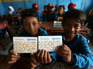 Saat Anak SD Kepulauan Diajari Menabung Pertama Kali di Bank