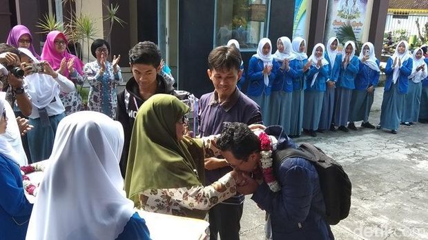 Kepulangan Suha dan Usman disambut para guru dan orang tua. 