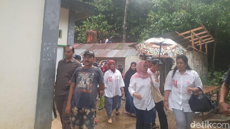 Kampanyekan Jokowi-Maruf, Srikandi Door to Door ke Warga Sumbar Kampanyekan Jokowi-Maruf, Srikandi Door to Door ke Warga Sumbar